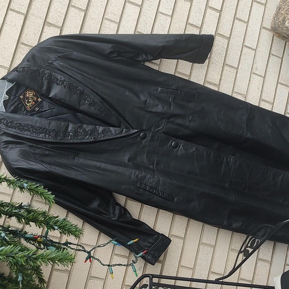 Black Coat - Picture 5 of 11